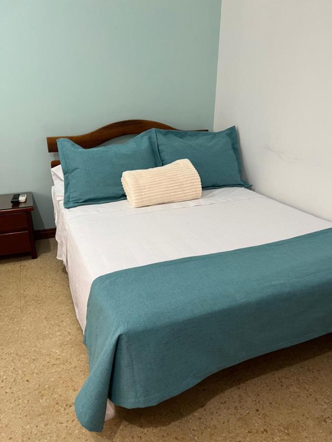 Hotel Caucasia Екстериор снимка