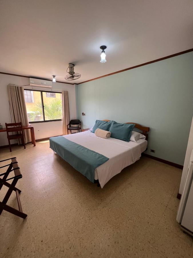 Hotel Caucasia Екстериор снимка