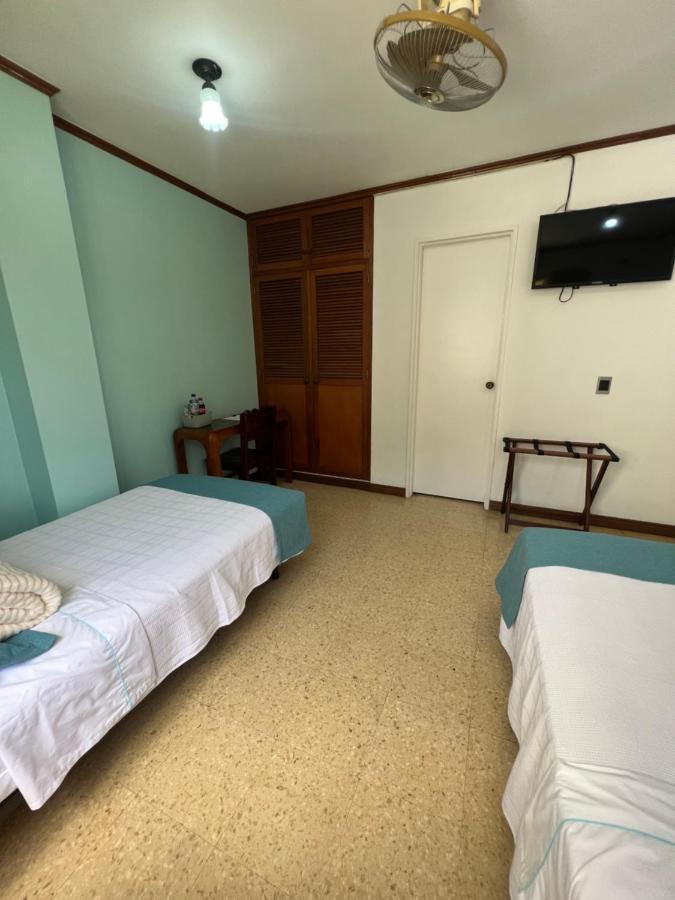 Hotel Caucasia Екстериор снимка
