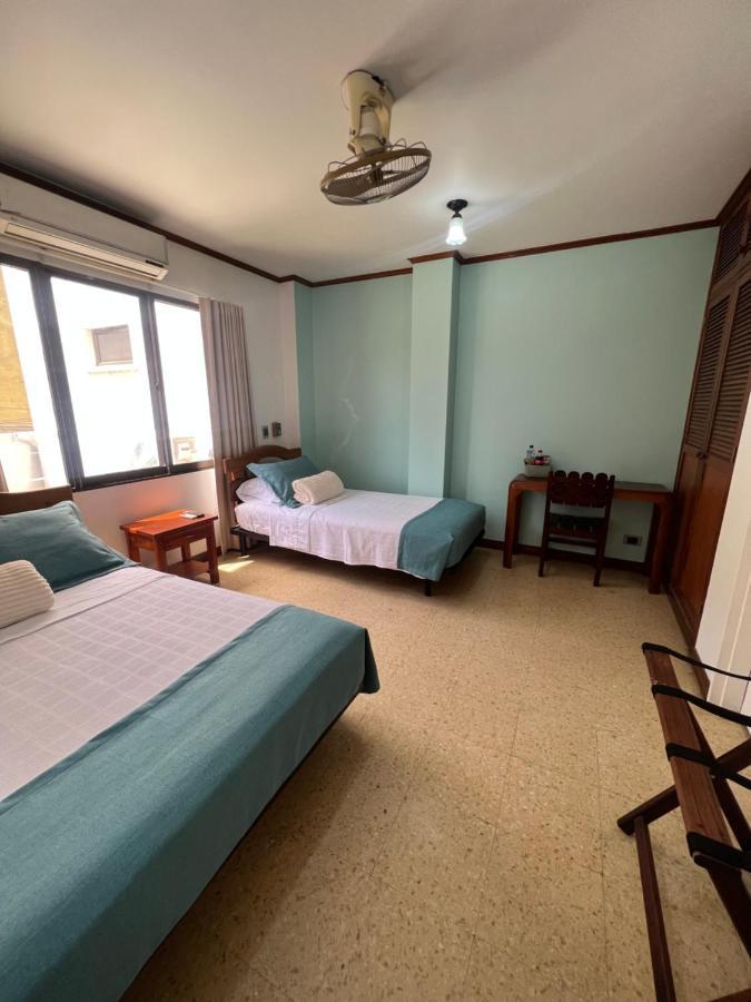 Hotel Caucasia Екстериор снимка