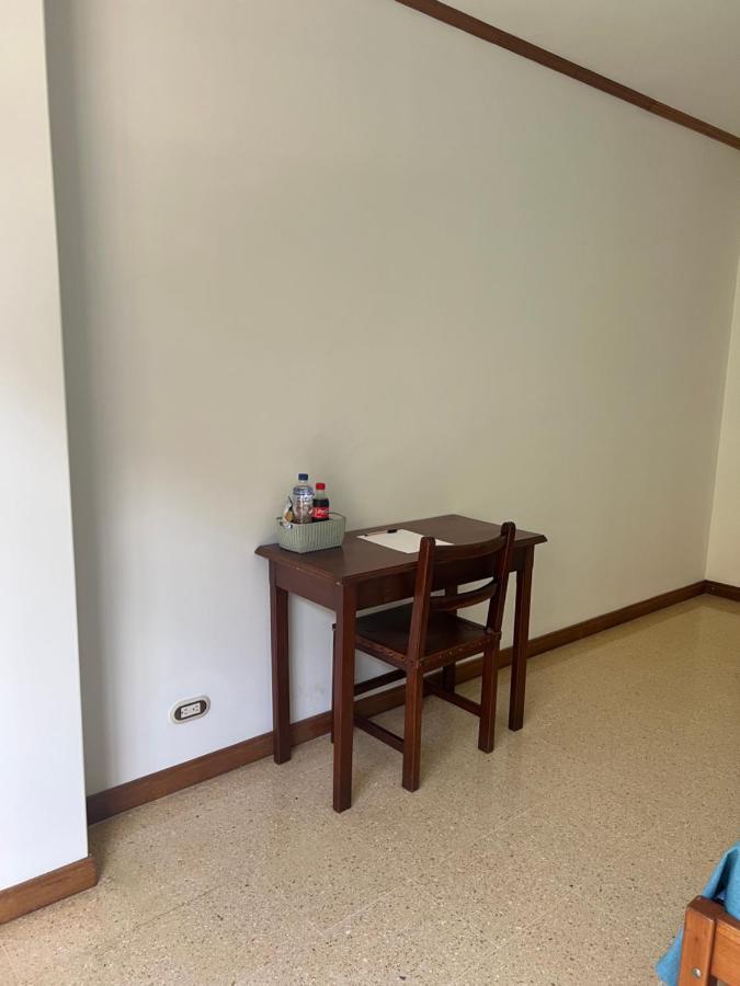 Hotel Caucasia Екстериор снимка