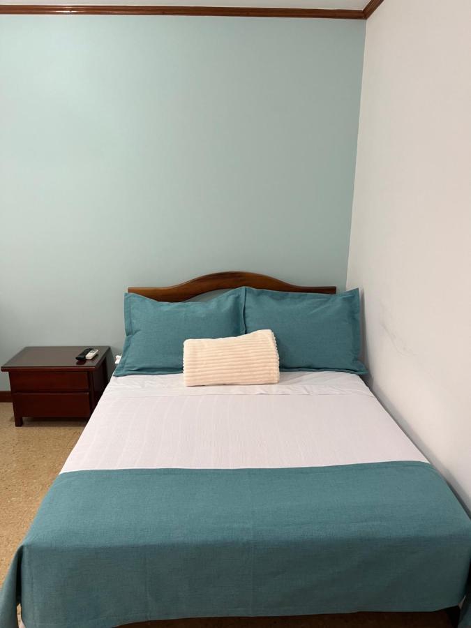 Hotel Caucasia Екстериор снимка